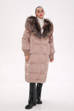 Load image into Gallery viewer, Rei Silver Fox Fully Lined Hood Down Coat in Blush