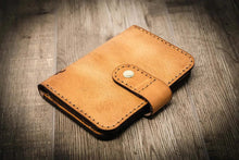 Load image into Gallery viewer, Badge Vertical Wallet - Saddle Tan