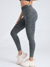Load image into Gallery viewer, V-Back Scrunch Butt Seamless Yoga Licious Leggings