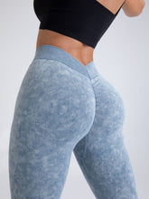 Load image into Gallery viewer, V-Back Scrunch Butt Seamless Yoga Licious Leggings