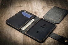 Load image into Gallery viewer, Badge Vertical Wallet - Black