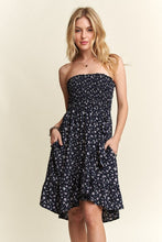Load image into Gallery viewer, Smocked Floral Tube Dress with Pockets For Summer – FeminineFluttering Floral Tube Dress with Smocked Bodice and Convenient Pockets for a Stylish, Practical Look