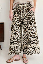 Load image into Gallery viewer, Leopard Wide Leg Cropped Pants