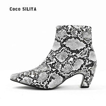 Load image into Gallery viewer, Elegant Large Pointed Toe : Thick Heel Boots