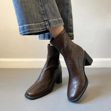 Load image into Gallery viewer, Stretch Retro Chunky Heels Commuter Boots — High Heel Style