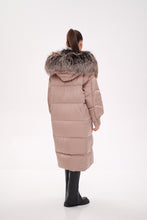 Load image into Gallery viewer, Rei Silver Fox Fully Lined Hood Down Coat in Blush