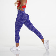 Load image into Gallery viewer, Snowflake Camouflage Seamless Yoga Pants – High Waisted Leggings