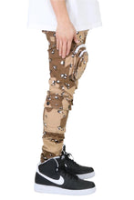 Load image into Gallery viewer, MONT Men's premium twill desert camo pattern cargo pants.