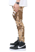 Load image into Gallery viewer, MONT Men's premium twill desert camo pattern cargo pants.