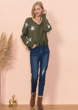 Load image into Gallery viewer, Star Pattern Frayed Hem Sweater
