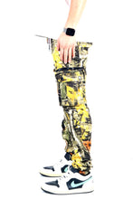 Load image into Gallery viewer, KANTA Men's premium twill forest camo pattern cargo pants.