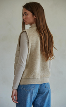 Load image into Gallery viewer, Fleece Back Sightsee Vest