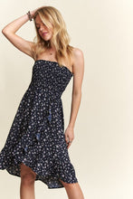 Load image into Gallery viewer, Smocked Floral Tube Dress with Pockets For Summer – FeminineFluttering Floral Tube Dress with Smocked Bodice and Convenient Pockets for a Stylish, Practical Look