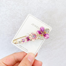 Load image into Gallery viewer, High-end Safety Pins For Women Flower Pin Crystal Rhinestones Safety Pins Woman Jewelry Accessories Hijab Scarf Clip Buckles
