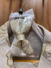 Load image into Gallery viewer, Luxury Ivory/Gold Floral 2-Piece Modern Fit Suit