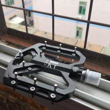 Load image into Gallery viewer, New Mountain Non-Slip Bike Pedals Platform Bicycle Flat Alloy Pedals 9/16 3 Bearings For Road Bikes Mountain Bike Pedals Flat Bicycle Pedals 9/16 Lightweight Road Bike Pedals Carbon Fiber Sealed Bearing Flat Pedals