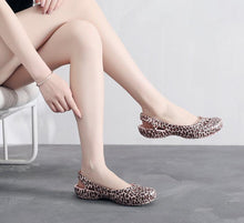Load image into Gallery viewer, Women Clogs Modern Sandals Home Non-slip Summer Shoes Flat Slippers Plastic Waterproof Garden Shoes Classic Clog Casual Slip On Water Shoe Sandal Indoor Outdoor Slipper