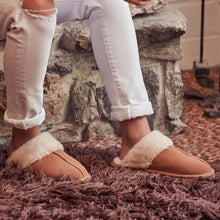 Load image into Gallery viewer, Minnetonka Chesney - Womens Slippers

