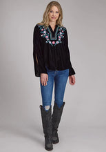 Load image into Gallery viewer, Roper 2335 Poly Velvet (Black) - Women's Western Blouse
