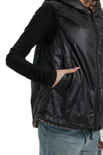 Load image into Gallery viewer, ⇆ Reversible Light Insulated Vest Black | Leo
