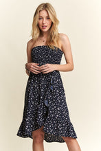 Load image into Gallery viewer, Smocked Floral Tube Dress with Pockets For Summer – FeminineFluttering Floral Tube Dress with Smocked Bodice and Convenient Pockets for a Stylish, Practical Look
