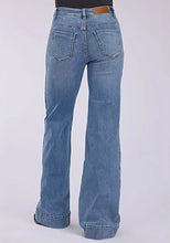 Load image into Gallery viewer, Tin Haul 870 Clair Fit Side Yoke ( Denim Light Wash )- Women's Jeans
