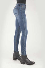 Load image into Gallery viewer, Stetson 902 High Waist Skinny Fit (Medium Wash) - Women's Jeans
