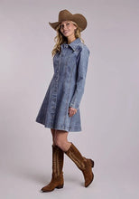 Load image into Gallery viewer, Stetson Princess Seaming (Light Wash) - Women's Denim Dress
