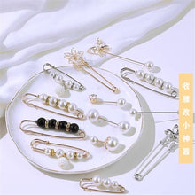 Load image into Gallery viewer, 1pcs Fashion Pearl Fixed Strap Charm Safety Pin Sweater Cardigan Clip Brooches Rhinestone Metal Jewelry Sweater Shawl Clips Faux Crystal and Pearl Pins for Fixing on Sweaters
