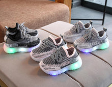 Load image into Gallery viewer, New Baby Flashing Lights Sneakers Toddler Little Kid LED Sneakers Children Luminous Shoes Boys Girls Sport Running Shoes
