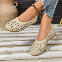 Load image into Gallery viewer, Women's Chunky Heel Wedge Pumps – Wide Size Full-Grain Leather
