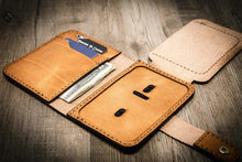 Load image into Gallery viewer, Badge Vertical Wallet - Saddle Tan
