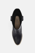 Load image into Gallery viewer, Beast Fashion Butterfly Cut : Detail Point Toe Boots
