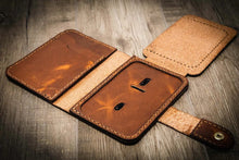 Load image into Gallery viewer, Badge Vertical Wallet - Chestnut
