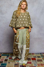 Load image into Gallery viewer, POL Contrast Crochet Cropped Knit Top
