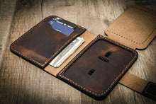 Load image into Gallery viewer, Badge Vertical Wallet - Walnut
