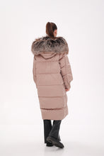 Load image into Gallery viewer, Rei Silver Fox Fully Lined Hood Down Coat in Blush
