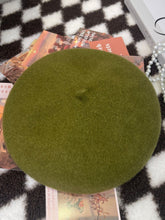 Load image into Gallery viewer, 100% Wool Retro Hand-Knit Beret
