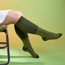 Load image into Gallery viewer, CloudCotton Compression Socks – Colorblock Olive
