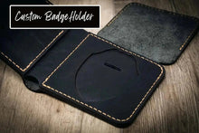 Load image into Gallery viewer, Badge Vertical Wallet - Saddle Tan
