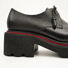 Load image into Gallery viewer, Derby shoes with thick soles, snake pattern embossing and tassels
