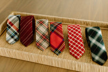 Load image into Gallery viewer, Classic Christmas Men’s Tie
