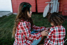 Load image into Gallery viewer, Green Velvet Darling Hair Bow
