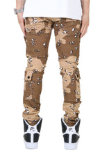 Load image into Gallery viewer, MONT Men's premium twill desert camo pattern cargo pants.
