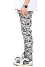 Load image into Gallery viewer, KIRK Men's premium jacquard pattern slim fit denim pant
