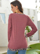 Load image into Gallery viewer, Leopard Contrast Pocket Pullover
