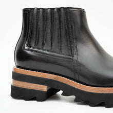 Load image into Gallery viewer, Thick - soled Chelsea Boots Black
