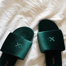 Load image into Gallery viewer, Women's Emerald Velvet House Slide
