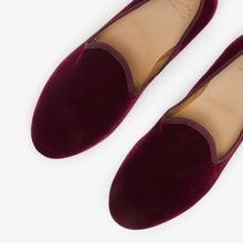 Load image into Gallery viewer, Men's Oxblood Velvet Slipper II
