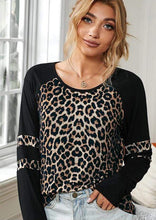 Load image into Gallery viewer, Two Tone Relaxed Sweater
